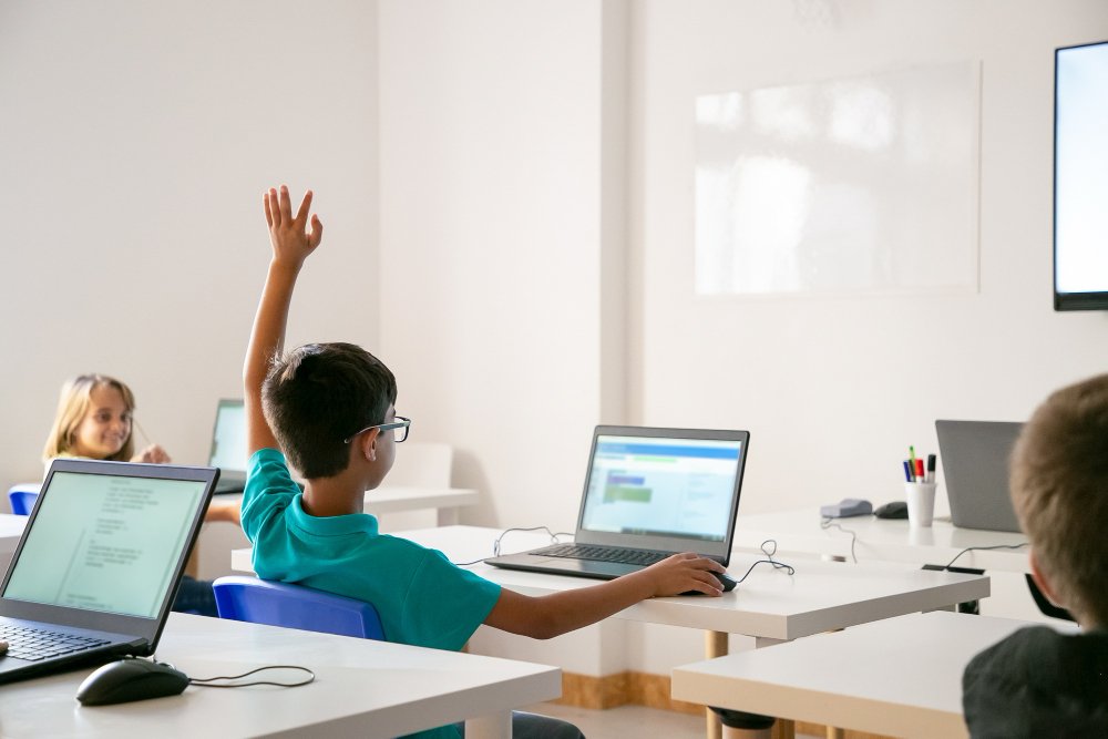 Dari Ruang Kelas ke Ruang Digital: Transformasi Dunia Education